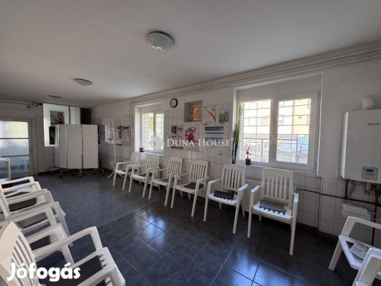 Eladó Üzlethelyiség, Komló