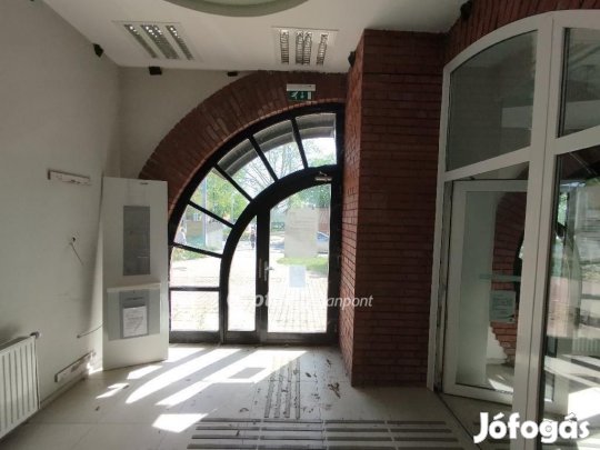 Eladó Üzlethelyiség, Paks