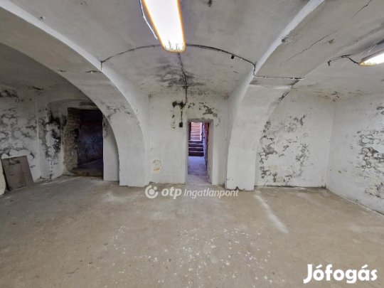 Eladó Üzlethelyiség, Szeged