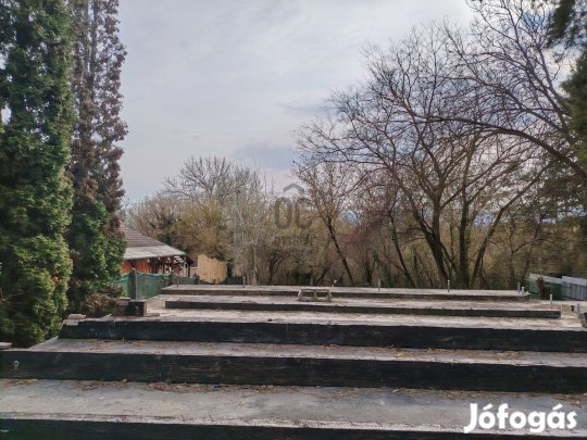 Eladó Váci telek, csendes zöld környezetben!