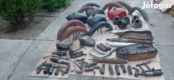 Eladó Veterán motor alkatrészek egyben !