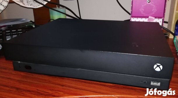 Eladó Xbox One X (1Tb, Kecskeméten)