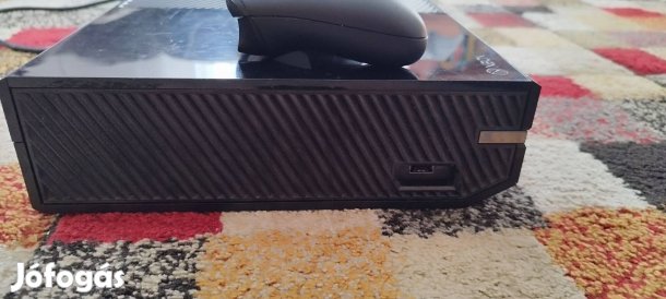 Eladó Xbox One játék konzol és kontrollerrel 