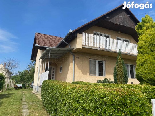 Eladó ZALAKAROSBAN egy nagyon jó állapotú családi ház gondozott
