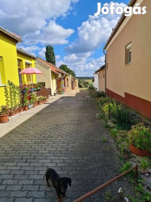 Eladó ZALAKAROSON egy KIVÁLÓ elhelyezkedésű családi ház 4 apartmannal