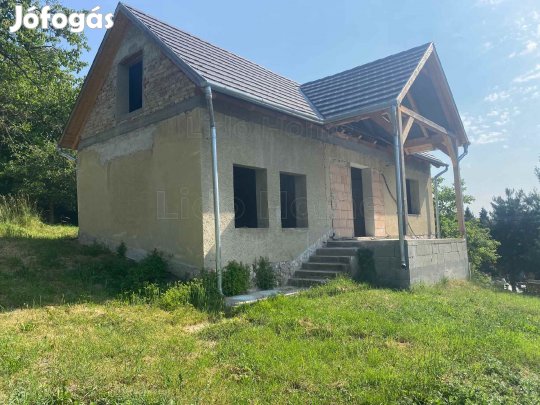 Eladó ZALAKAROS központi részén egy szerkezetkész ház-páratlan