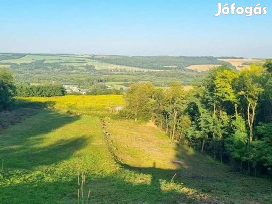 Eladó Zalacsány egyik legszebb panorámájával rendelkező részén egy