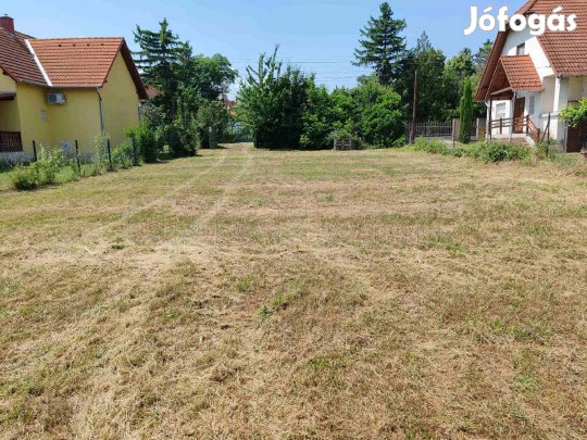 Eladó Zánka központi, mégis nyugodt utcájában egy 1271 nm-es, dupla