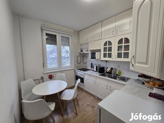 Eladó, 4 emeletes épületben, 3 szobás lakás  a Tócóskertben!