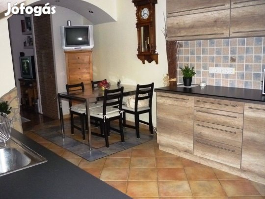 Eladó! Gyulán hangulatos, felújított, lakás