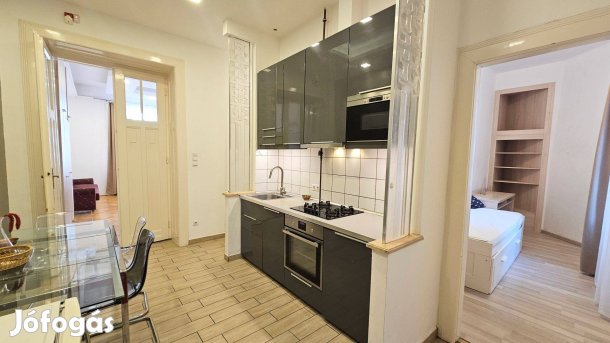 Eladó! Igényesen Felújított, Bútorozott Nagypolgári Lakás