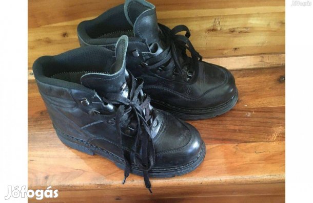 Eladó. Keveset használt 42-es könnyített bakancs