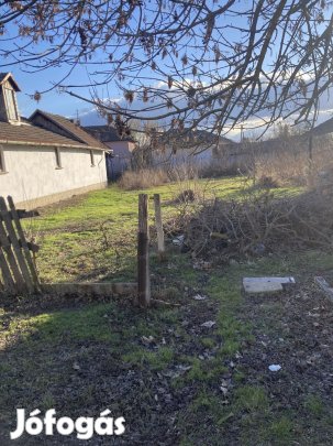 Eladó Kőtelken egy 705 nm-s építési telek