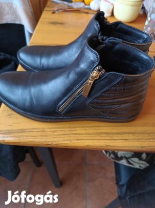 Eladó. Nikol csizma, kitűnő állapotban