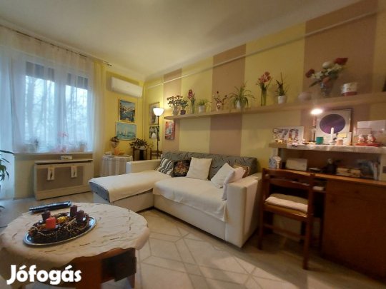 Eladó, Pécs-Uránvárosi első emeleti , erkélyes téglalakás!