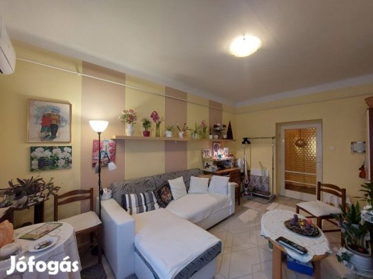 Eladó, Pécs-Uránvárosi első emeleti , erkélyes téglalakás!