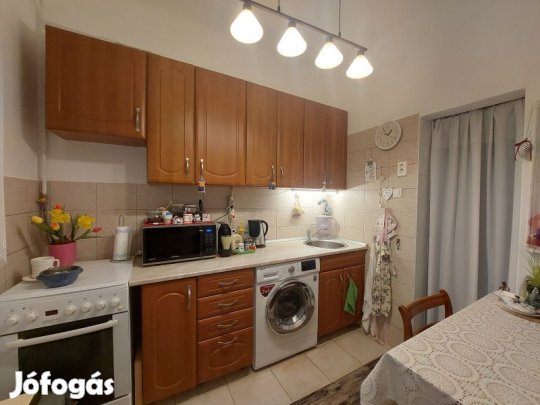 Eladó, Pécs-Uránvárosi első emeleti , erkélyes téglalakás!