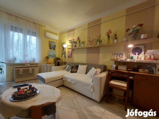 Eladó, Pécs-Uránvárosi első emeleti , erkélyes téglalakás!