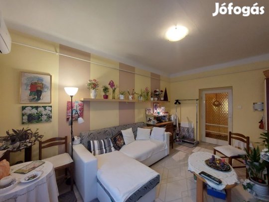 Eladó, Pécs-Uránvárosi első emeleti , erkélyes téglalakás!