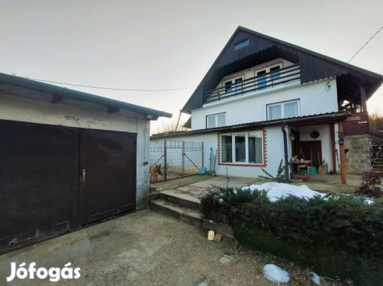 Eladó, Pécs- Szabolcsfalú. Családi ház, épített medencével.