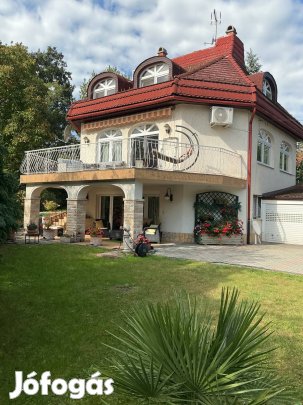 Eladó: Tahiban, 2 gen., 3 szintes, stílusos családi ház