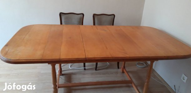 Eladó!! Nagyméretű ebédlőasztal 4db  felújított párnázott székkel.