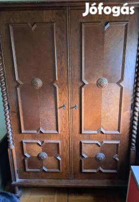 Eladó  koloniál szekrény.