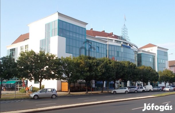 Eladó, teljeskörűen felújított iroda Nyíregyháza belvárosában, az Univ