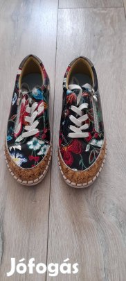 Eladó, virágmintás 39-es női cipő