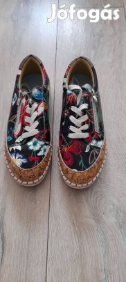 Eladó, virágmintás 39-es női cipő