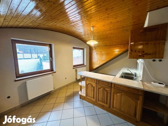 Eladó a Belvárosban egy 70m2-es tetőtéri társasházi lakás