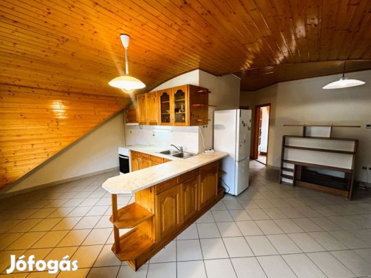 Eladó a Belvárosban egy 70m2-es tetőtéri társasházi lakás