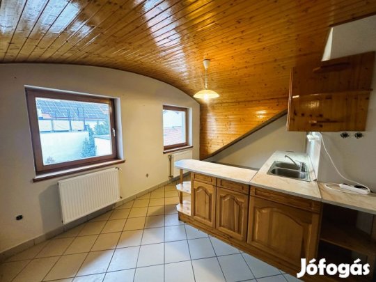 Eladó a Belvárosban egy 70m2-es tetőtéri társasházi lakás