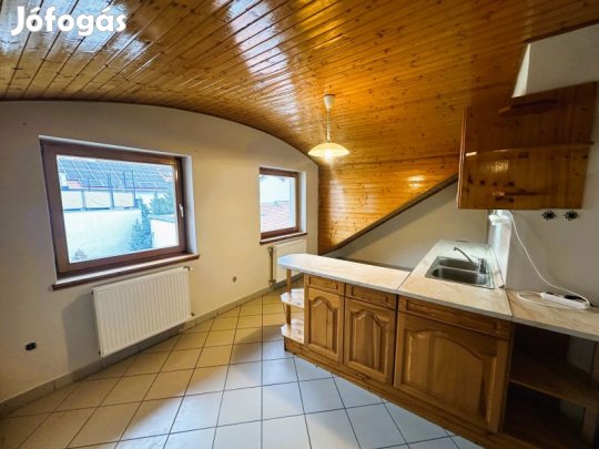 Eladó a Belvárosban egy 70m2-es tetőtéri társasházi lakás