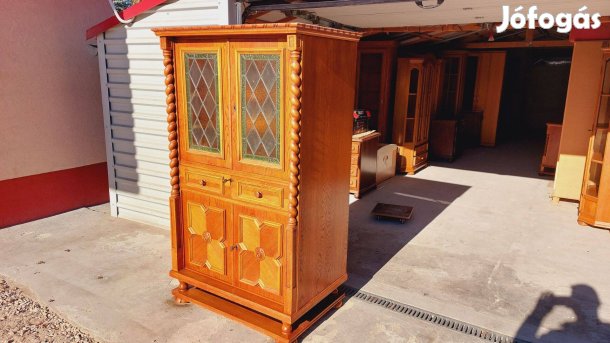 Eladó a Extra Nagy Méretű ólomberakásos koloniál bárszekrény