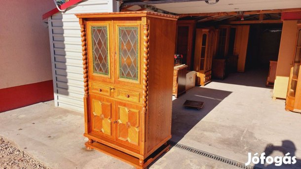Eladó a Extra Nagy Méretű ólomberakásos koloniál bárszekrény. Megkímé