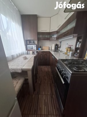 Eladó a Fényesudvarban egy akadálymentesített lépcsőházban  1.emeleti