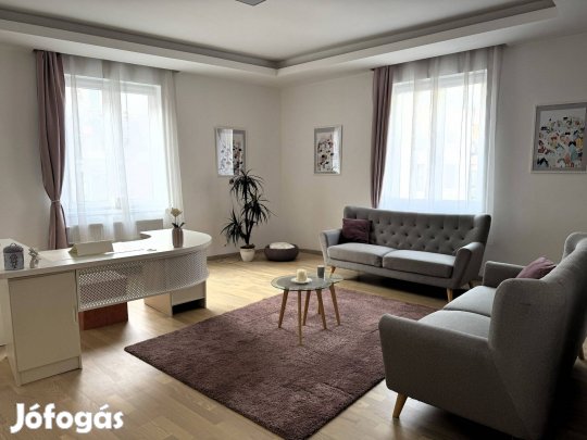 Eladó a Ráday utcában egy III. emeleti, napfényes saroklakás!