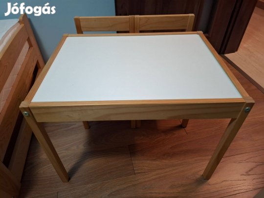 Eladó a képeken látható Gyerekasztal és 2 db szék!