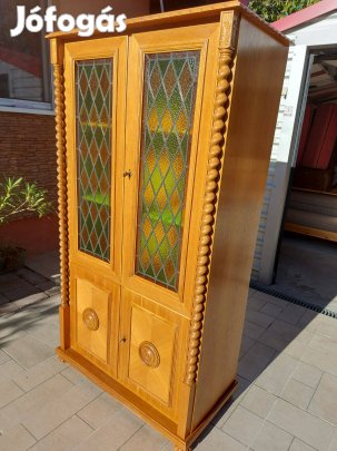 Eladó a képeken látható szép állapotú koloniál ólomberakásos vitrin