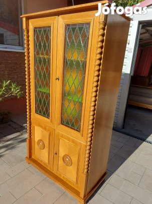 Eladó a képeken látható szép állapotú koloniál ólomberakásos vitrin