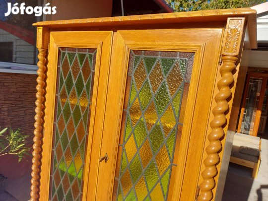 Eladó a képeken látható szép állapotú koloniál ólomberakásos vitrin