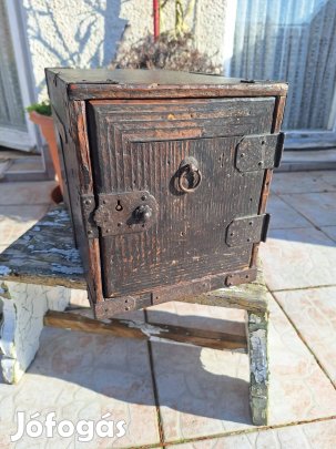 Eladó a képeken látható vas-veretes kis faláda