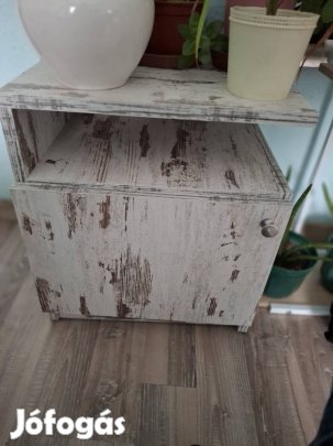 Eladó a képen látható 2db éjjeli szekrény hibatlan állapotban.