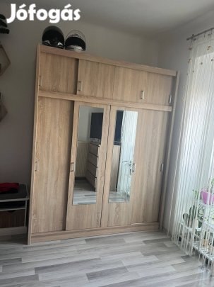 Eladó a képen látható, jó állapotú, modern megjelenésű gardróbszekrény