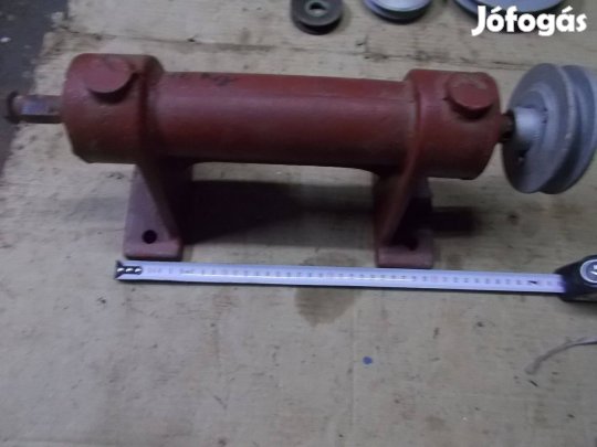 Eladó a képen látható csapágyazott tengely 2 számú