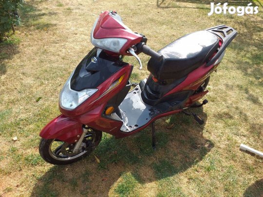 Eladó a képen látható elektromos robogó ülés hibátlan