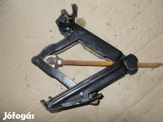 Eladó a képen látható emelő jó állapotban 24 számú