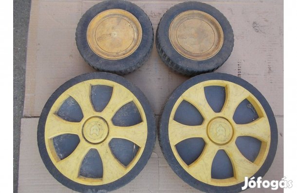 Eladó a képen látható fűnyíró kerék csomag