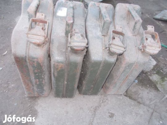 Eladó a képen látható használ üzemanyag kannák 10 literes